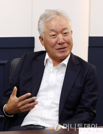 정현식 한국프랜차이즈산업협회장 인터뷰 /사진=김휘선 기자 hwijpg@