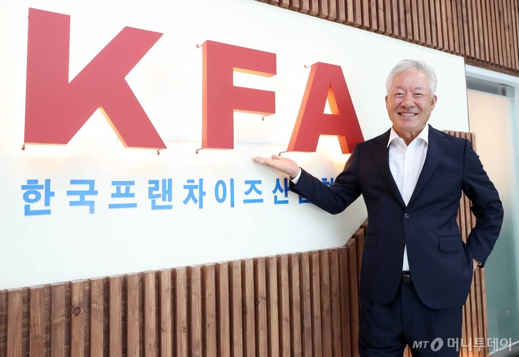 정현식 한국프랜차이즈산업협회장 인터뷰 /사진=김휘선 기자 hwijpg@