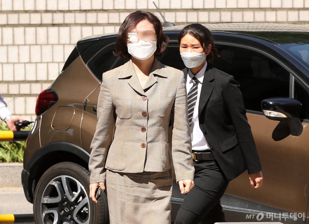 자녀 입시 비리와 사모펀드 의혹 등으로 기소된 조국 전 법무부 장관의 부인 정경심 동양대 교수가 21일 오전 서초구 서울중앙지법에서 열린 속행공판에 출석하고 있다. /사진=김휘선 기자 hwijpg@