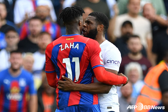 윌프리드 자하와 몸싸움을 벌이고 있는 자펫 탕강가(오른쪽). /AFPBBNews=뉴스1