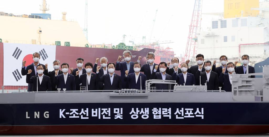  [거제=뉴시스] 김진아 기자 = 문재인 대통령이 9일 경남 거제시 삼성중공업에서 열린 K-조선 비전 및 상생 협력 선포식에서 홍남기 기획부총리 겸 기획재정부 장관을 비롯한 조선산업 생태계 경쟁력 강화 협약식 참석자들과 기념촬영을 하고 있다.  이날 협약식에는 문승욱 산업통상자원부 장관, 문성혁 해양수산부 장관, 안경덕 고용노동부 장관, 가삼현 한국조선해양 사장(한국조선해양플랜트협회 회장), 이성근 대우조선해양 사장, 정진택 삼성중공업 사장, 이수근 대선조선 사장, 장윤근 케이조선 사장, 김성태 한국중소조선공업협동조합 이사장, 강호일 한국조선해양기자재공업협동조합 이사장, 김부기 선박해양플랜트연구소 소장, 이형철 한국선급 회장, 배정철 한국조선해양기자재연구원 원장, 정태순 한국해운협회 회장, 김수복 조선5사 사내협력사연합회 회장, 김현수 대한조선학회 학회장, 서용석 중소조선연구원 원장이 참석했다. 2021.09.09. bluesoda@newsis.com