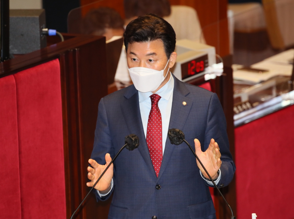 윤영석 국민의힘 의원이 9월9일 국회 예산결산특별위원회 전체회의에서 "서울특별시에서 특별이라는 글자를 없애야 한다"는 내용의 발언을 이어가고 있다 /사진제공=윤영석 의원실