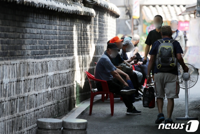 지난 7월 서울 종로구 탑골공원에서 어르신들이 그늘에서 휴식을 취하고 있다. /사진=뉴스1