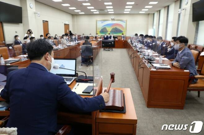 (서울=뉴스1) 구윤성 기자 = 20일 오전 서울 여의도 국회에서 열린 정무위원회 전체회의에서 윤관석 위원장이 예금자보호법 일부개정법률안을 통과시키고 있다.(국회 제공) 2021.7.20/뉴스1 