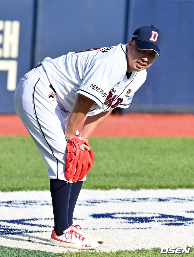 지난 12일 LG와 더블헤더 1차전에 선발 등판했으나 5회를 채우지 못하고 내려온 두산 유희관.