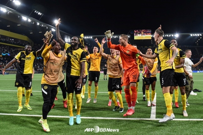 영보이즈 선수들이 15일(한국시간) 맨유전 승리 후 기뻐하고 있다. /AFPBBNews=뉴스1