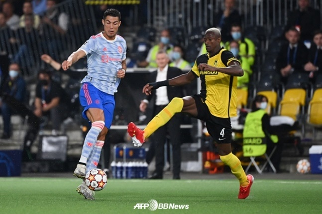 맨유 크리스티아누 호날두(왼쪽)와 영보이즈 모하메드 알리 카마라가 15일(한국시간) 경기에서 공을 다투고 있다. /AFPBBNews=뉴스1