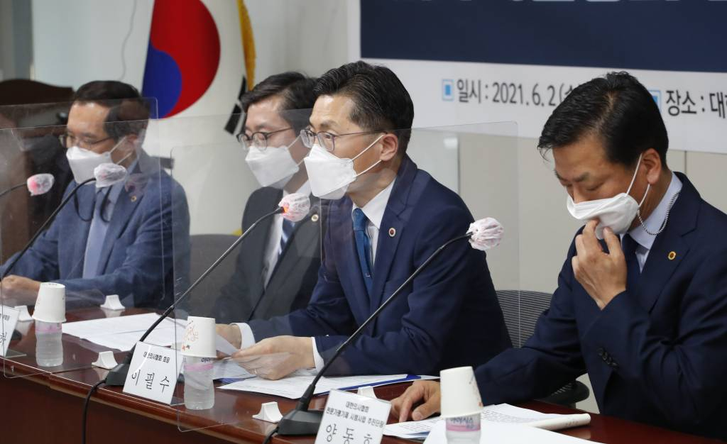 지난 6월2일 오후 서울 용산구 대한의사협회 용산임시회관에서 열린 의사 자율정화 강화를 위한 기자회견에서 이필수 의협 회장이 발언하고 있다.왼쪽부터 장선문 중앙윤리위원회 위원장,박명하 법제부회장,이 회장,양동호 전문가평가제 시범사업 추진단장. / 사진제공=뉴시스