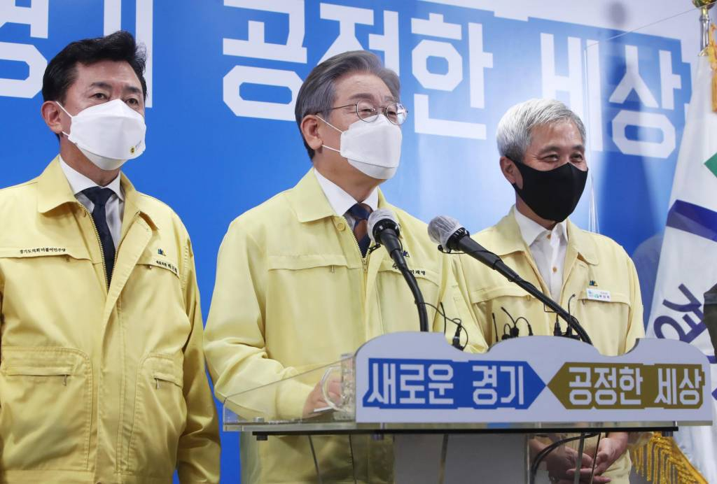 [이재명 경기도지사가 15일 오후 경기도 수원시 경기도청 브리핑룸에서 경기도의회 더불어민주당 박근철 대표의원(왼쪽), 곽상욱 경기도시장군수협의회 회장(오른쪽)과 제3차 경기도 재난기본소득 지급 관련 기자회견을 하고 있다. / 사진제공=뉴시스