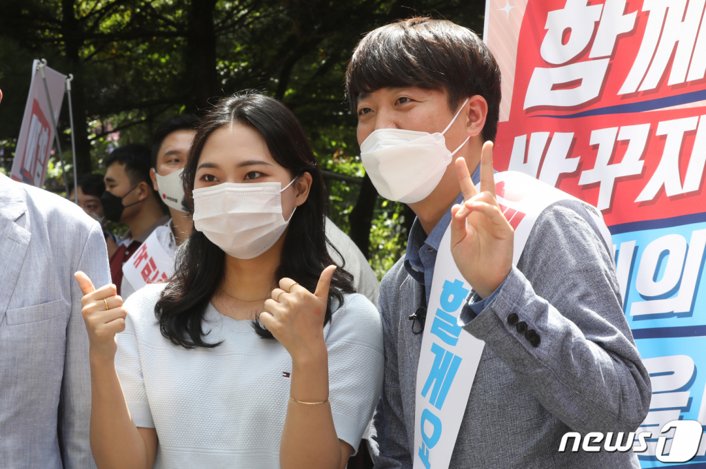 이준석 국민의힘 당대표가 15일 오후 충북대학교 중문에서 당원 가두모집 활동 중 학생들과 사진촬영을 하고 있다. /사진=뉴스1