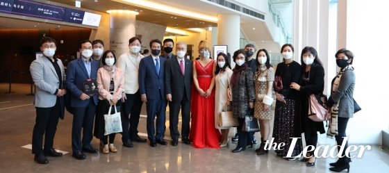 서울 송파구 롯데콘서트홀에서 열린 박희정 피아니스트 독주회 공연을 마치고 김창준 전 미연방의원, 안민석 국회의원, 김창준아카데미 원우들이 단체기념촬영하고 있다./사진=스튜디오 클랑