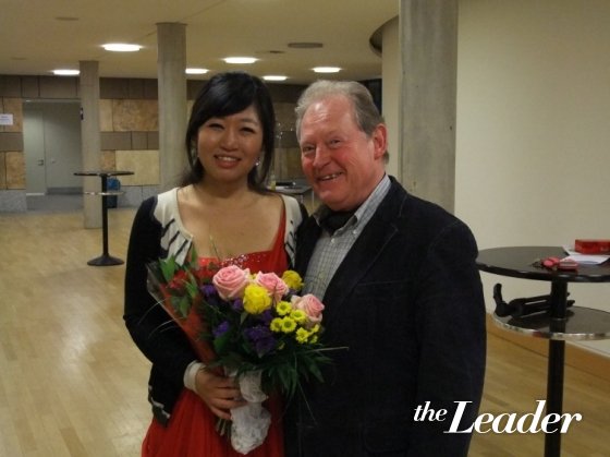 ▲독일 최고연주자과정 졸업연주회 직 후 교수 안제이 라투진스키(오른쪽)와 함께 기념촬영하는 박희정 피아니스트./사진=스튜디오 클랑 제공