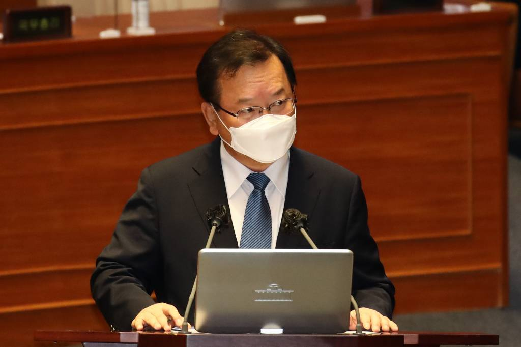 [서울=뉴시스] 최진석 기자 = 15일 국회 본회의에서 열린 경제분야 대정부질문에서 김부겸 국무총리가 더불어민주당 박홍근 의원의 질문에 답하고 있다. (공동취재사진) 2021.09.15.