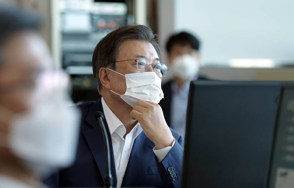 [서울=뉴시스] 문재인 대통령이 15일 국방과학연구소 안흥시험장에서 미사일전력 발사 시험을 참관하고 있다.  (사진=청와대 제공) 2021.09.15. *재판매 및 DB 금지