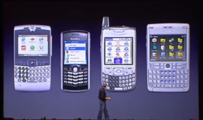 2007년 1월 9일 샌프란시스코 모스코니 컨벤션센터에서 열린 2007년 맥월드 행사에서 스티브 잡스 CEO가 자사의 첫 스마트폰인 '아이폰'을 발표하면서 경쟁사의 재품인 모토롤라Q, 블랙베리, 팜 트레오, 노키아E62 (사진 왼쪽부터)에 대해 문제점을 설명하고 있다./사진제공=애플 발표 동영상 캡쳐