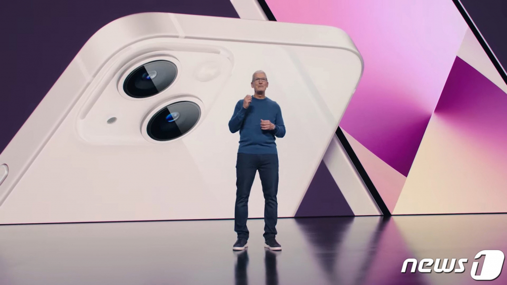 (서울=뉴스1) = 애플이 14일(현지시간) 캘리포니아 쿠퍼티노 애플파크에서 스페셜 애플 이벤트를 통해 아이폰13을 공개했다. 애플은 이날 온라인 행사를 통해 Δ아이폰13 미니 Δ아이폰13 Δ아이폰13 프로 Δ아이폰13 프로 맥스 등 총 4가지로 구성된 아이폰13 시리즈와 9세대 아이패드, 6세대 아이패드 미니, 애플워치 시리즈7 등을 선보였다. 가격은 아이폰13 799달러(약 94만원), 아이폰13 미니 699달러, 아이폰13 프로 999달러, 아이폰 13 프로 맥스 1099달러, 9세대 아이패드 329달러, 6세대 아이패드 미니 499달러, 애플워치 시리즈7 399달러 등이다. (애플 유튜브 캡쳐) 2021.9.15/뉴스1