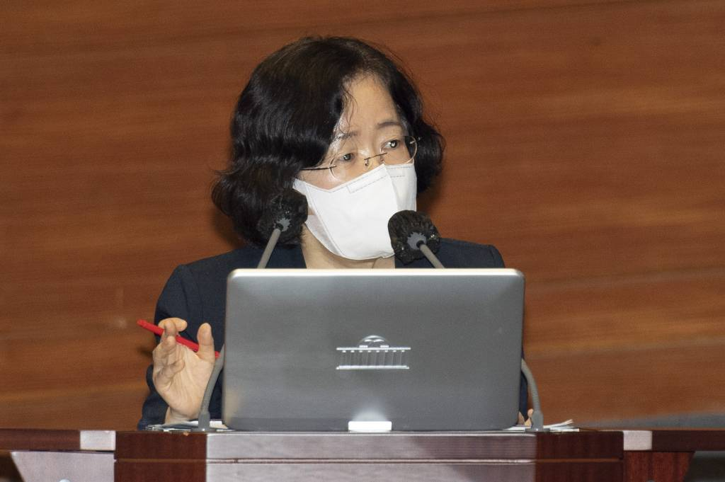 [서울=뉴시스] 최진석 기자 = 조성욱 공정거래 위원장이 15일 국회 본회의장에서 열린 경제분야 대정부 질문에서 의원들 질의에 답하고 있다. (공동취재사진) 2021.09.15.