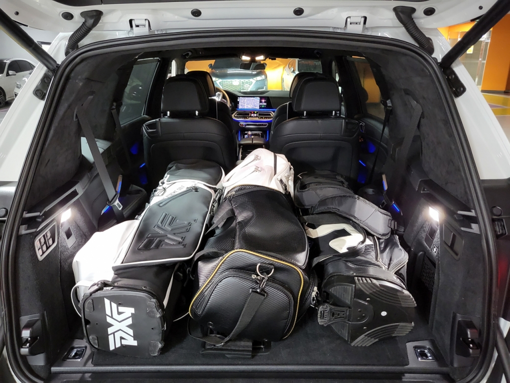 BMW X7 40i M spt 트렁크 모습. 골프백과 보스턴백이 들어가도 공간이 넉넉하다./사진=이강준 기자