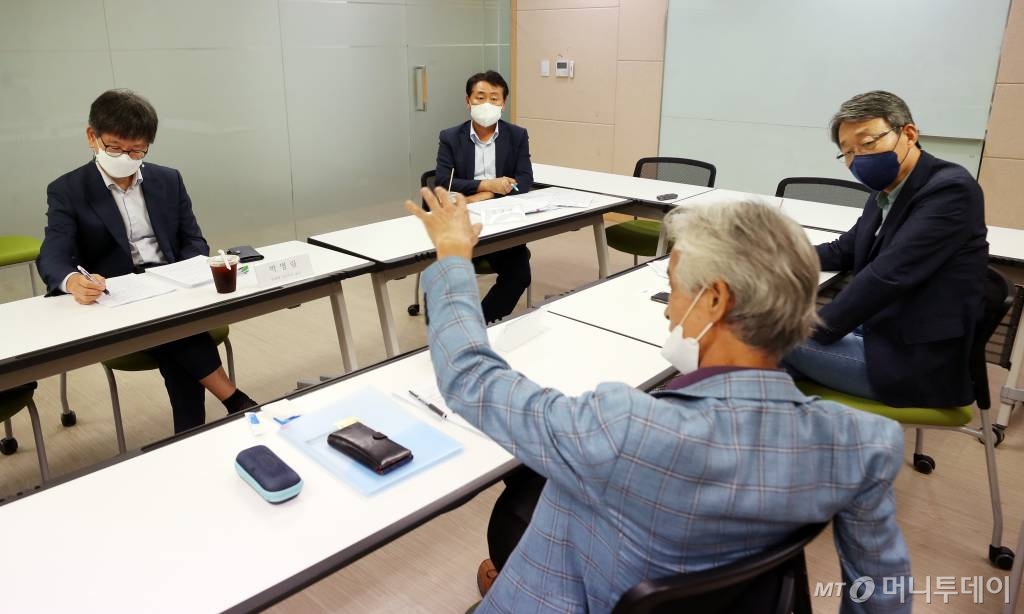 6일 서울 종로구 머니투데이 본사에서 열린 머니투데이 -공공정책전략연구소(킵스)의 '어젠다K-2022' 종합좌담회. 사진 오른쪽 앞부터 시계 방향으로 송호근 포스텍 석좌교수, 박명림 연세대 교수, 김관영 킵스 공동대표(전 의원), 김성식 전 국회의원. /사진=김휘선 기자 hwijpg@ /사진=김휘선 기자 hwijpg@