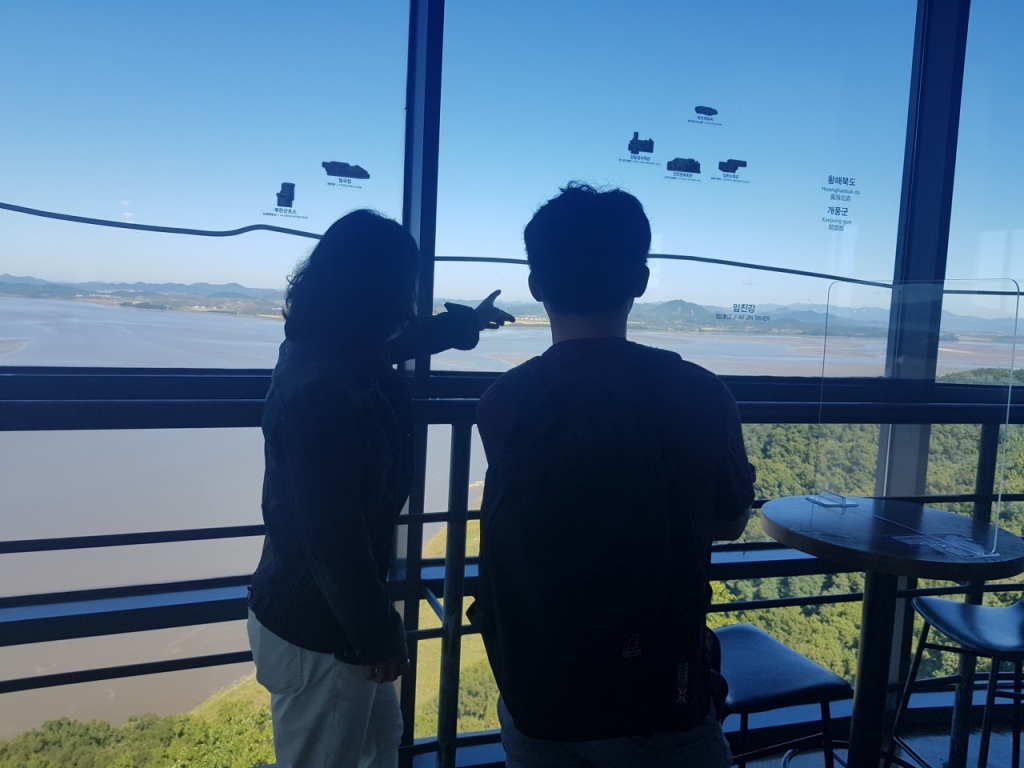 강하늘씨(가명)가 경기도 파주시 오두산전망대에서 보이는 북한의 시설들을 취재진에 설명해주고 있다./사진=김성진 기자.