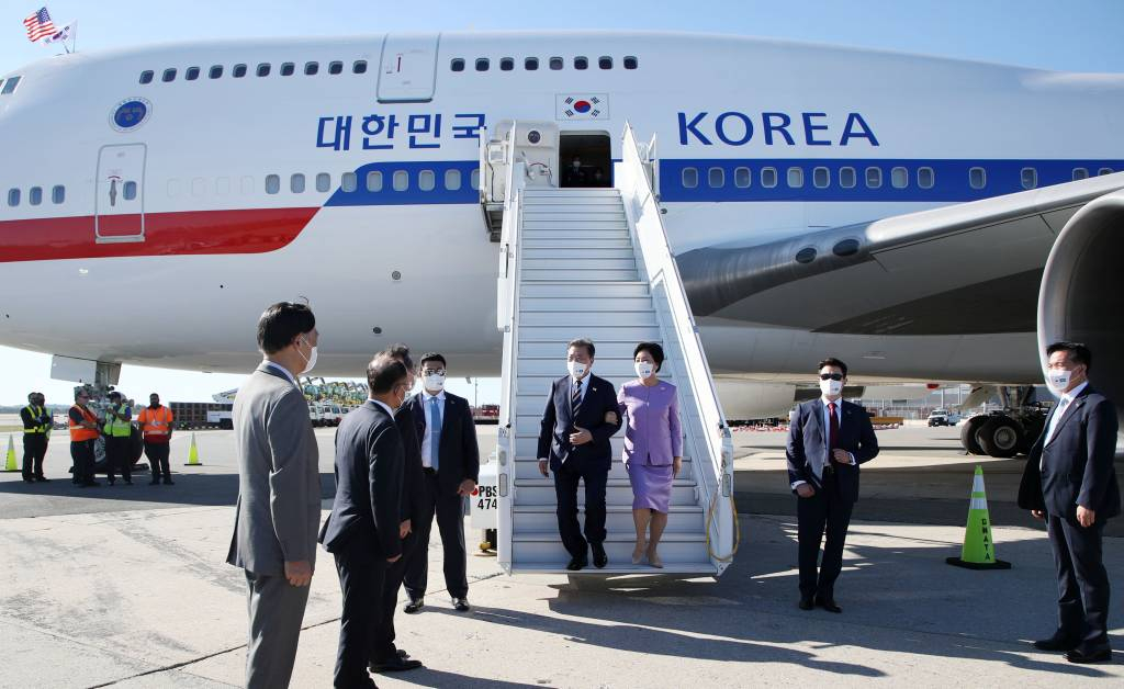 [뉴욕=뉴시스] 김진아 기자 = 유엔(UN)총회 참석을 위해 미국 뉴욕을 방문한 문재인 대통령과 부인 김정숙 여사가 19일(현지시간) 뉴욕 JKF 국제공항에 도착해 공군 1호기에서 내려 조현 주유엔대사, 이수혁 주미국대사 등 환영인사와 인사를 나누고 있다. 2021.09.20.