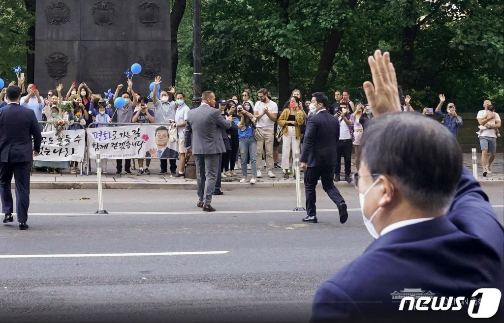 (서울=뉴스1) = 제76차 유엔총회 고위급 회의 참석차 미국을 방문한 문재인 대통령이 19일 오후(현지시간) 뉴욕 숙소 앞에서 교민들의 환영 인사에 화답하고 있다. (청와대 페이스북) 2021.9.20/뉴스1