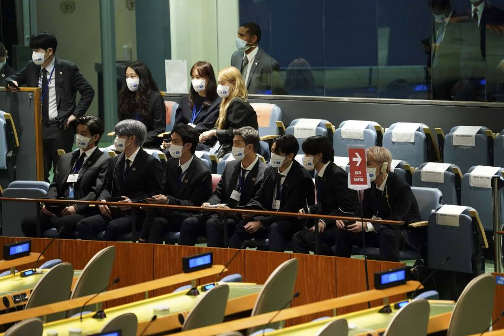 [뉴욕=뉴시스] 김진아 기자 = 그룹 BTS(방탄소년단)이 20일(현지시간) 미국 뉴욕 유엔본부 총회장에서 열린 제2차 SDG Moment(지속가능발전목표 고위급회의) 개회식에서 문재인 대통령의 연설을 듣고 있다. 2021.09.20.