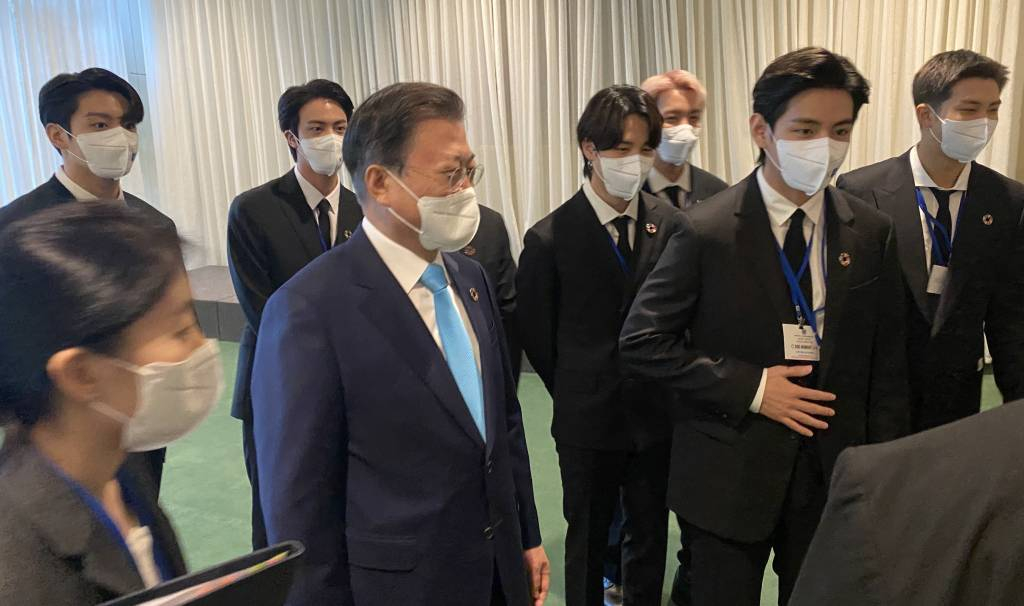 [뉴욕(미국)=뉴시스] 문재인 대통령과 그룹 방탄소년단(BTS)이 20일(현지시간) 뉴욕 유엔본부에서 열린 SDG Moment(지속가능발전목표 고위급회의) 개회 세션에 참석하기 위해 이동하고 있다. (사진=청와대 제공) 2021.09.20. *재판매 및 DB 금지