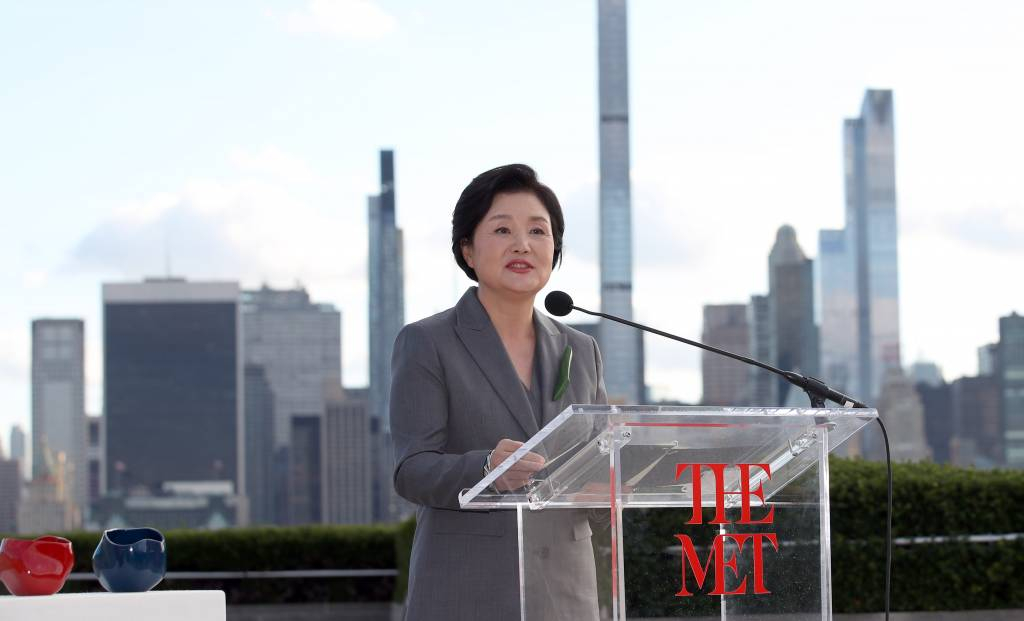 [뉴욕=뉴시스] 김진아 기자 = 문재인 대통령과 UN총회 참석차 뉴욕을 방문한 김정숙 여사가 20일(현지시간) 메트로폴리탄 미술관에서 한국실 개관 축사를 하고 있다. 2021.09.21.