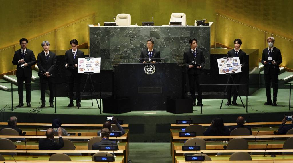 [뉴욕=뉴시스] 김진아 기자 = 그룹 BTS(방탄소년단)이 20일(현지시간) 미국 뉴욕 유엔본부 총회장에서 열린 제2차 SDG Moment(지속가능발전목표 고위급회의) 개회식에서 발언하고 있다. 왼쪽부터 뷔, 슈가, 진, RM, 정국, 지민, 제이홉.  2021.09.20.