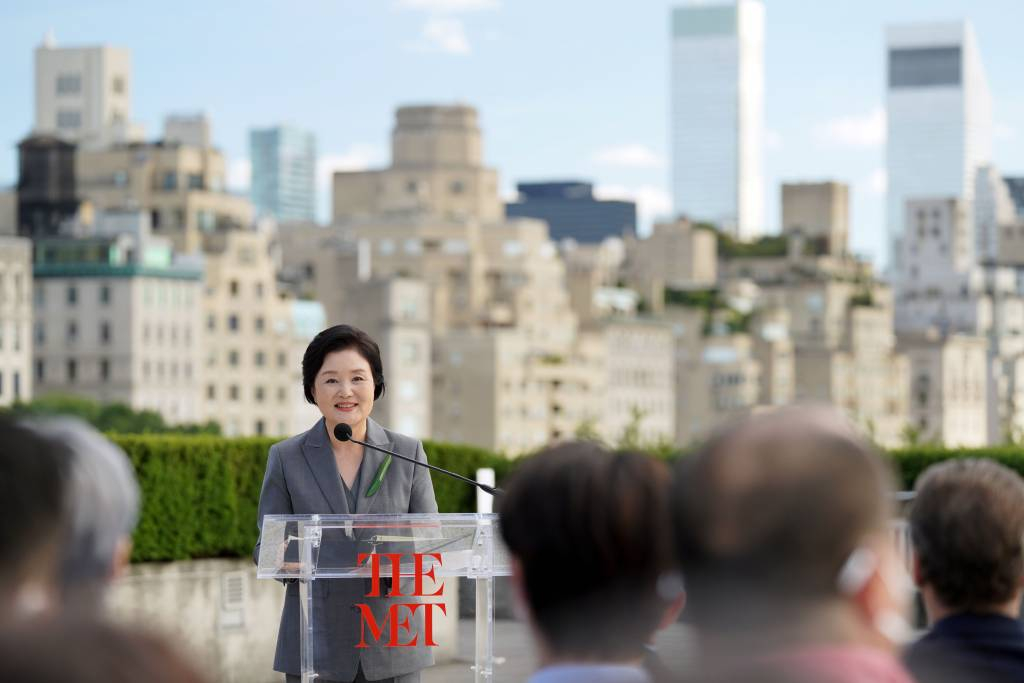 [뉴욕=뉴시스] 김진아 기자 = 문재인 대통령과 UN총회 참석차 뉴욕을 방문한 김정숙 여사가 20일(현지시간) 메트로폴리탄 미술관에서 한국실 방문 축사를 하고 있다. 2021.09.21.