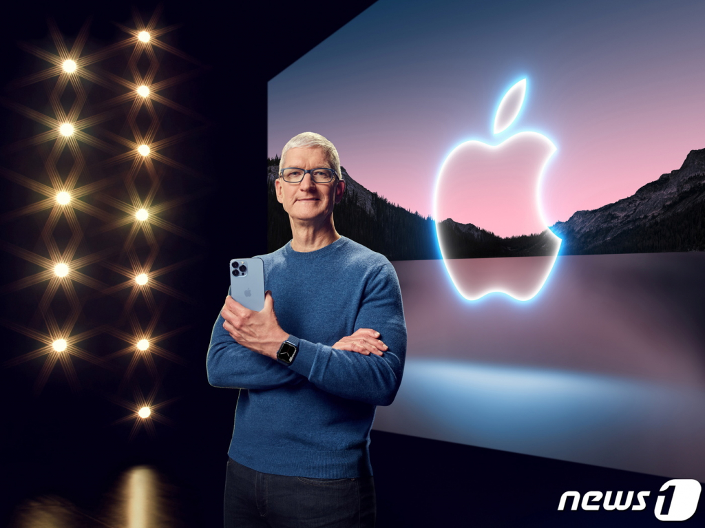 팀 쿡 애플 CEO가 14일(현지시간) 캘리포니아 쿠퍼티노 애플파크에서 스페셜 애플 이벤트를 통해 아이폰13 프로 맥스와 애플워치 7를 공개하고 있다. /사진제공=뉴스1/로이터