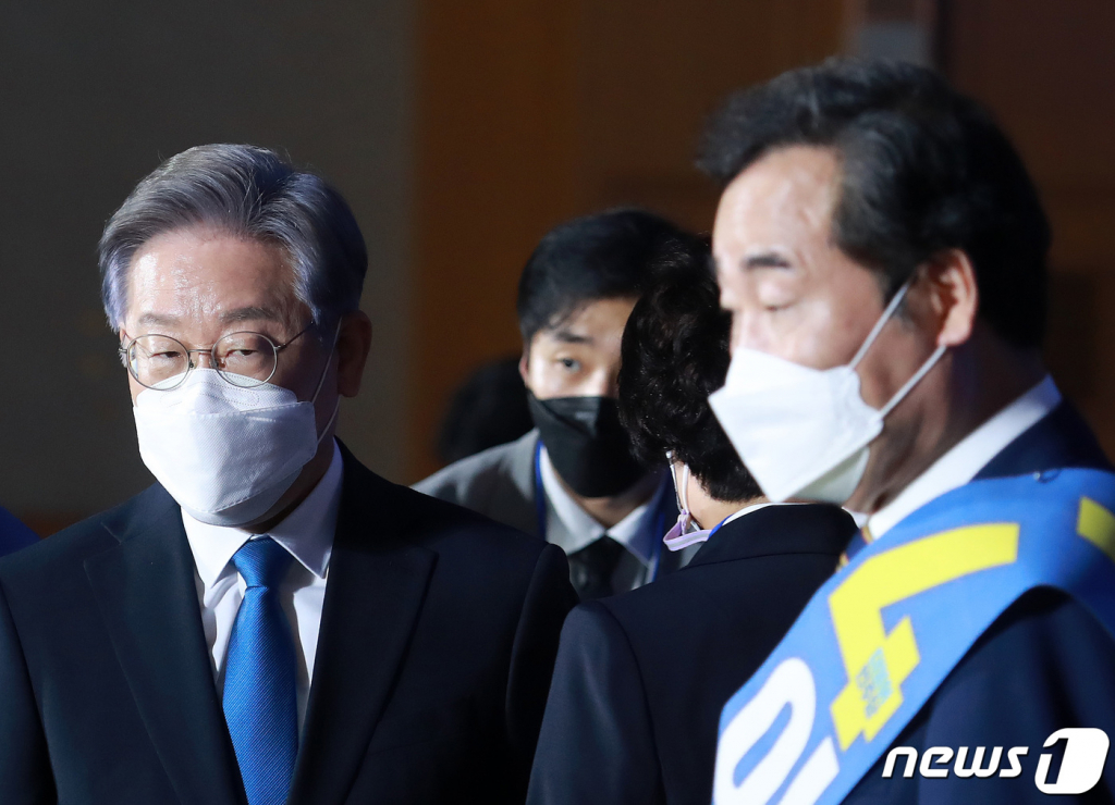 (원주=뉴스1) 구윤성 기자 = 12일 오후 강원 원주시 오크밸리리조트 컨벤션홀에서 열린 더불어민주당 제20대 대통령선거 후보자 선출을 위한 강원 합동연설회(1차 슈퍼위크)에서 이재명, 이낙연 후보가 행사장을 나서고 있다. 2021.9.12/뉴스1