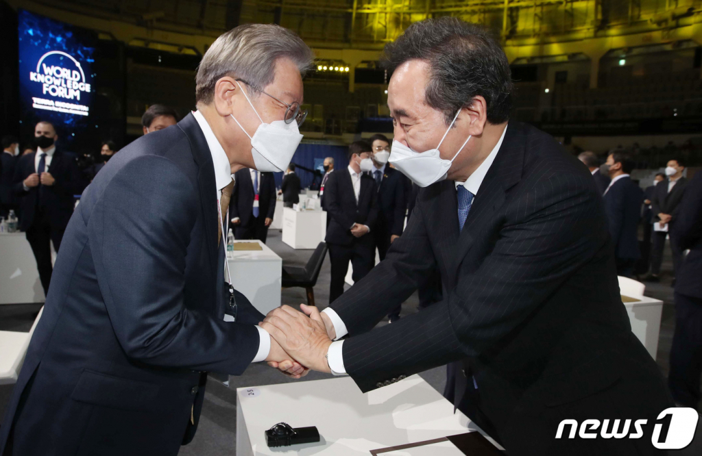 14일 서울 중구 장충체육관에서 열린 제22회 세계지식포럼 개막식에서 더불어민주당 대선주자인 이재명 경기지사와 이낙연 전 대표가 인사를 나누고 있다. /사진=뉴스1