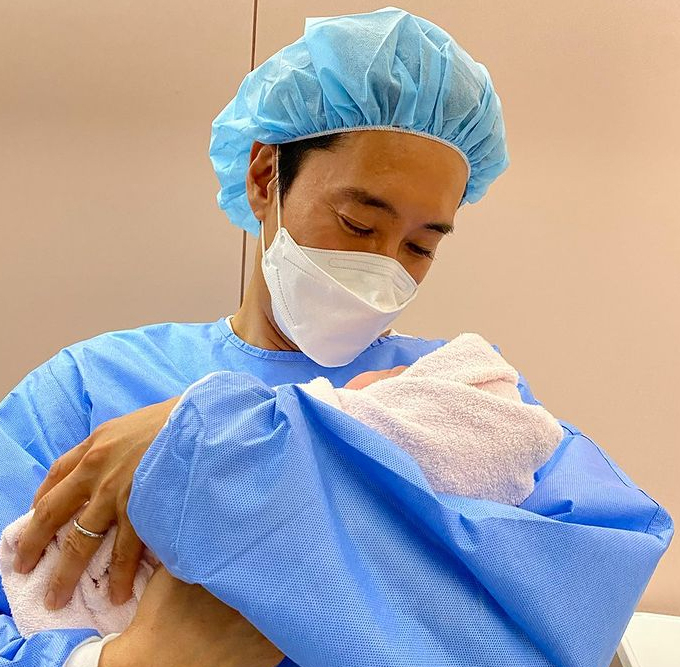 배우 신현준이 셋째 딸 아리아를 품에 안은 모습./사진=신현준 인스타그램