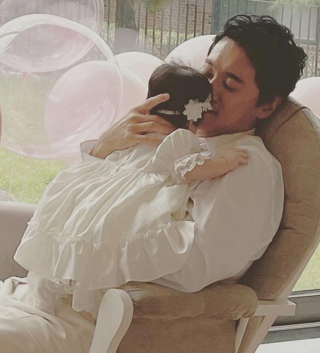배우 신현준이 셋째 딸 아리아를 품에 안은 모습./사진=신현준 인스타그램