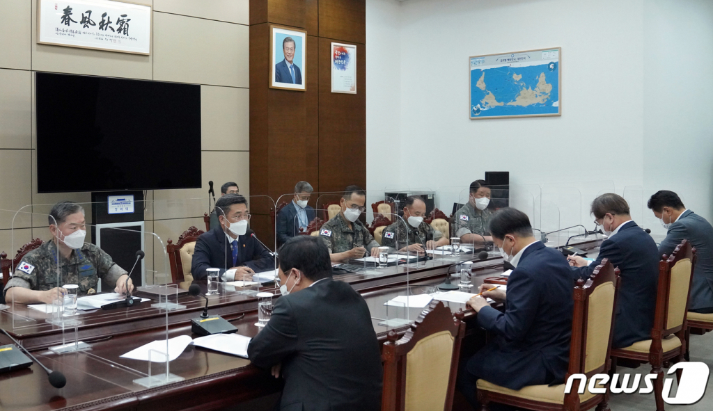 (서울=뉴스1) = 서욱 국방부 장관이 4일 오전 청와대 여민관 소회의실에서 열린 군 주요 지휘관 보고 회의에서 문재인 대통령에게 보고 하고 있다.  (청와대 제공)2021.8.4/뉴스1  
