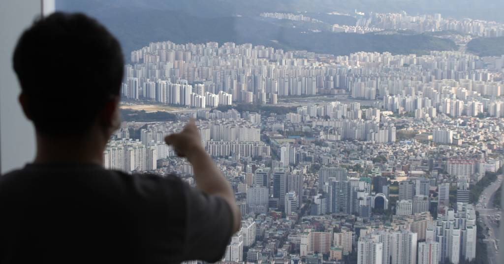 사진은 23일 서울 송파구 롯데월드타워 전망대 서울스카이에서 바라본 서울 시내 아파트와 빌라. / 사진제공=뉴시스