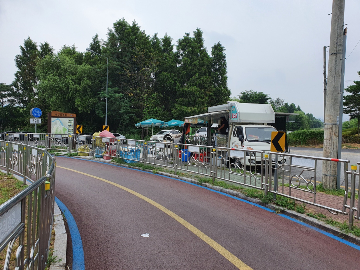 미사리 방향 한강 주로의 푸드트럭. 코로나19로 일자리를 잃은 분이 운영하고 있다.