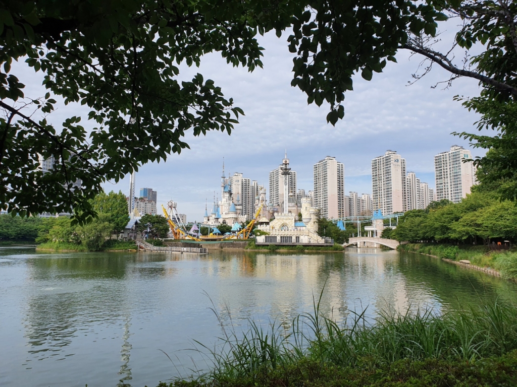 나무그늘과 놀이동산, 롯데월드타워가 어우러진 석촌호수 둘레길