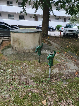 잠실 주공5단지 내부의 오래된 수동 펌프와 저수조.