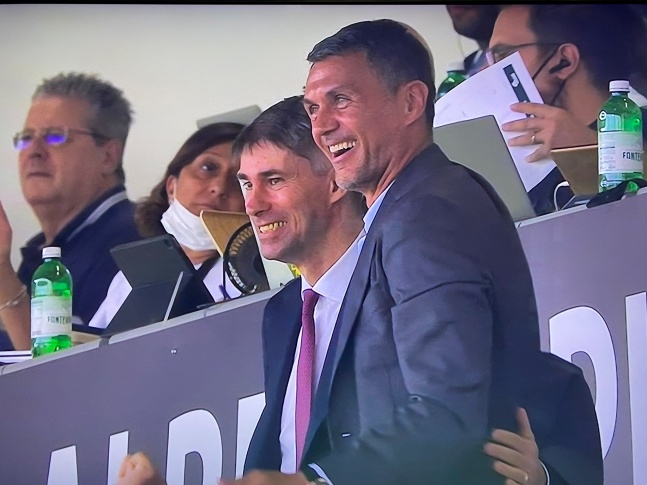 파올로 말디니(오른쪽)이 25일(한국시간) 디노 마누찌 스타디움에서 터진 둘째 아들 다니엘 말디니의 데뷔골을 보고 기뻐하고 있다./사진=파브리지오 로마노 공식 SNS 캡처