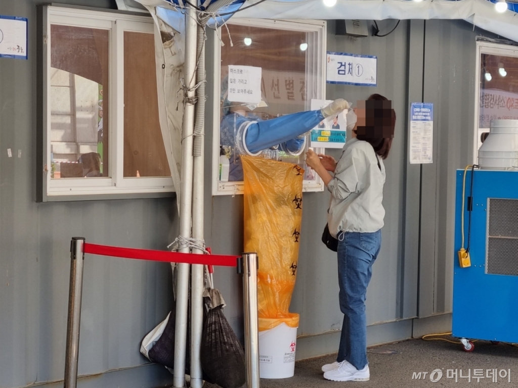 26일 오전 10시 서울 중구 서울역 임시선별검사소에서 한 시민이 코로나19 검체 채취를 받고 있다. /사진=이세연 기자