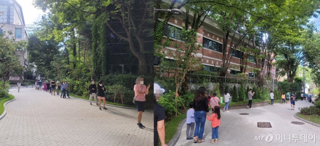 26일 오전 9시 30분쯤 서울 서초보건소 선별진료소에 코로나19 검진을 받으러 온 주민들이 보건소 인근 주변에 형성된 긴 줄에 서서 차례를 기다리고 있다. /사진=이사민 기자