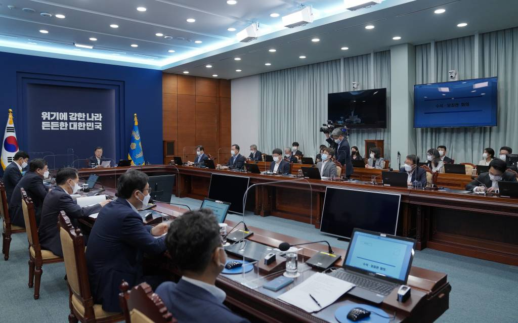 [서울=뉴시스]김진아 기자 = 문재인 대통령이 5일 청와대 여민관에서 열린 수석보좌관회의에서 발언하고 있다. 2021.07.05.