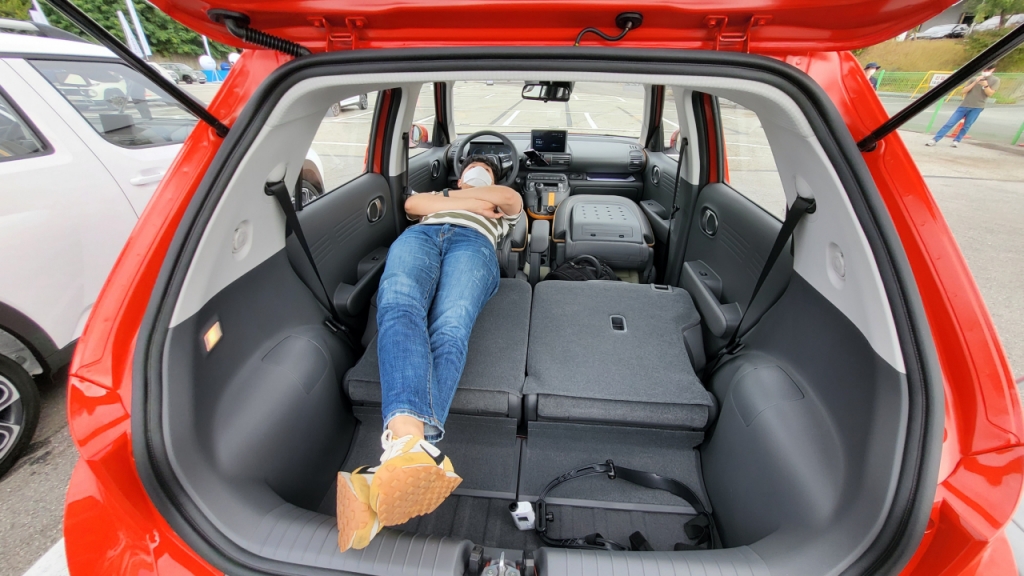 현대차 캐스퍼 1.0 터보 인스퍼레이션 트림에 신장 187㎝인 기자가 누워있는 모습/사진=이강준 기자