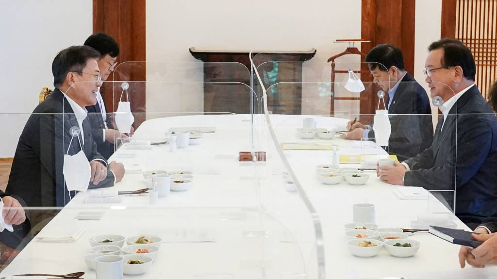 [서울=뉴시스] 문재인 대통령이 지난 5월17일 청와대 상춘재에서 김부겸 국무총리와 주례회동을 하고있다. (사진=청와대 제공) 2021.05.17. *재판매 및 DB 금지