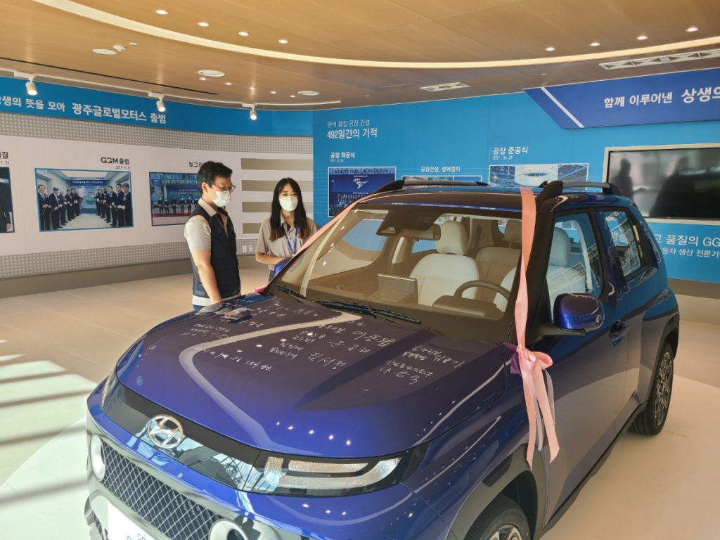 주용훈 조립부 매니저(왼쪽)와 황수빈 도장부 매니저. /사진=정한결 기자.