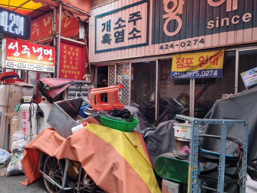 대구 칠성개시장에 위치한 문 닫은 개소주집에 점포 임대 문의가 걸려 있다 /사진=김지현 기자