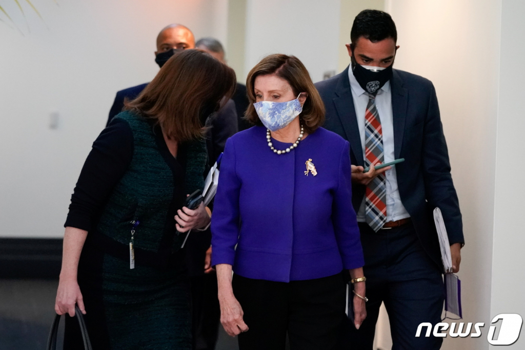(워싱턴 로이터=뉴스1) 금준혁 기자 = 낸시 펠로시 미 하원의장이 27일(현지시간) 워싱턴 국회의사당에서 열린 민주당 코커스를 마치고 퇴장하고 있다. 양 정당은 내년도 예산안 처리로 진통을 겪고 있다. 미국의 회계연도는 9월 30일에 종료된다.  ? 로이터=뉴스1  